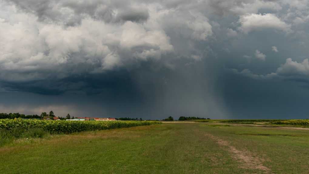 Okresy západného Slovenska zasiahnu búrky, k bleskom sa môže pridať krupobitie. SHMÚ vydal výstrahy
