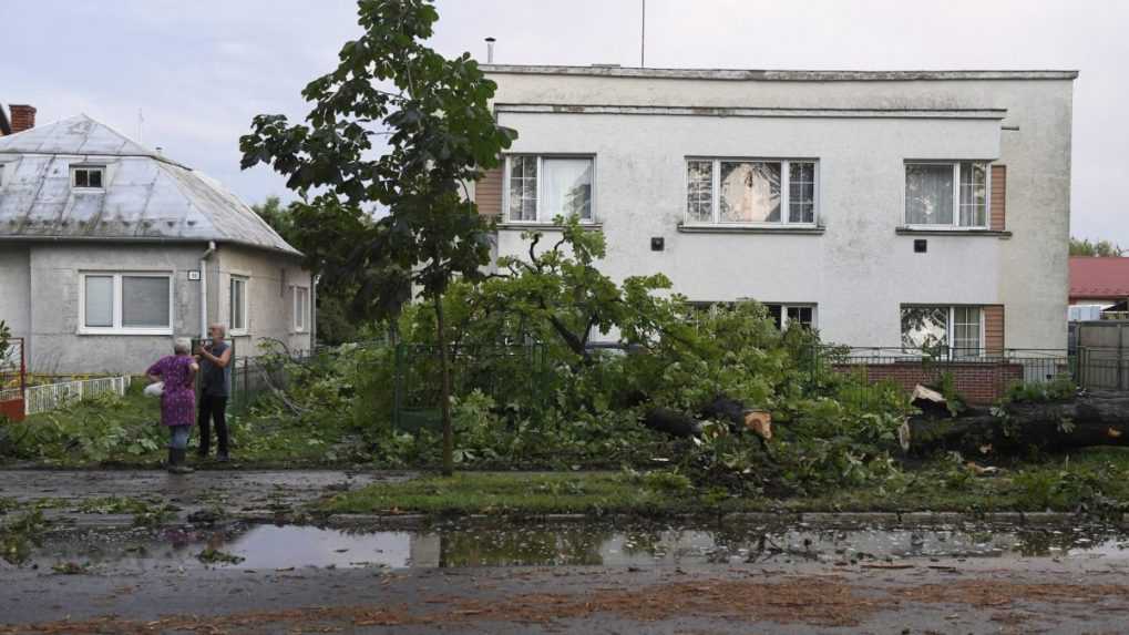 Extrémne búrky na východe SR spôsobili mimoriadne škody. Silné krupobitie a vietor poškodili domy i autá