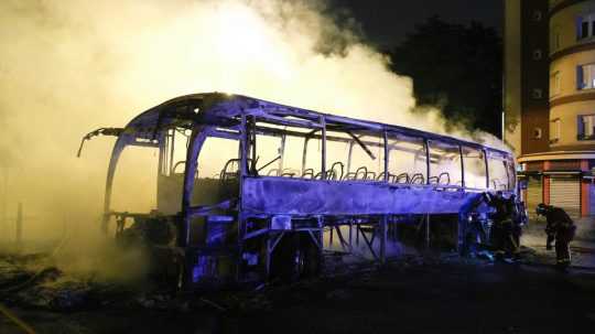 Výtržníci podpálili autobus.