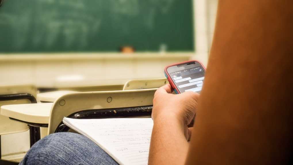 Holandsko zakáže mobily, tablety a smart hodinky na vyučovaní. Chcú, aby sa žiaci viac sústredili