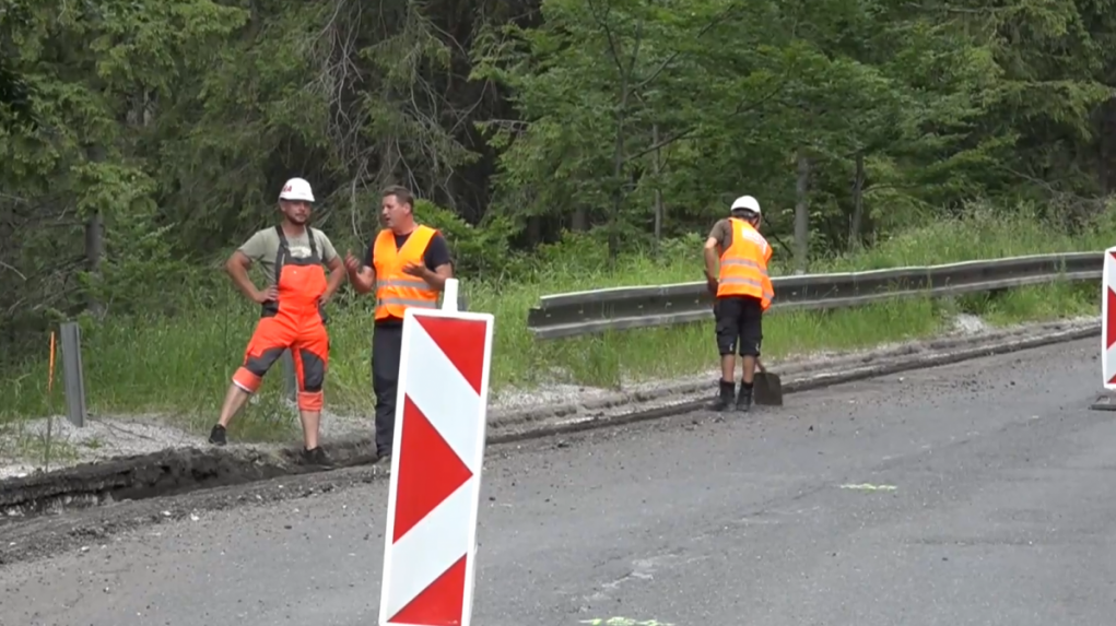 Oprava cesty na Vernári začala s trojmesačným oneskorením, stavebník narazil na dva problémy