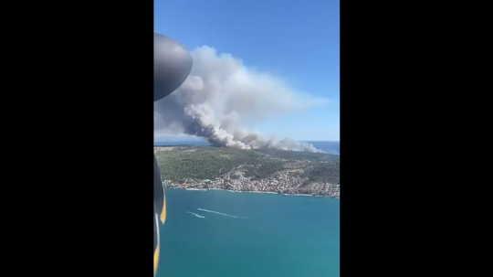 Na turistami obľúbenom chorvátskom ostrove Čiovo vypukol rozsiahly požiar.