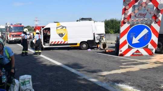 Diaľniční policajti včera poobede riešili dopravnú nehodu na diaľnici D1, ktorú zavinil vodič kamiónu.