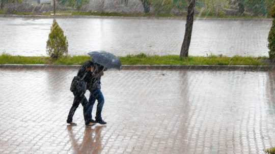 ľudia na ulici v silnom daždi
