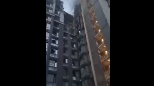 Ruská raketa zasiahla niekoľkoposchodovú bytovku v Dnipre.