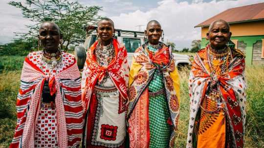Na ilustračnej snímke štyria príslušníci afrického kmeňa vo farebnom oblečení.