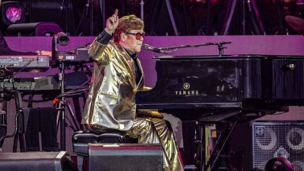 Elton John odohral v Štokholme posledný koncert turné. Zrejme išlo aj o posledný koncert jeho kariéry