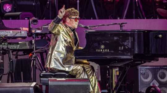Britský spevák a skladateľ Elton John.