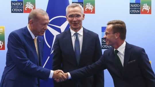 Turecký prezident Recep Tayyip Erdogan (vľavo), generálny tajomník NATO Jens Stoltenberg (uprostred) a švédsky premiér Ulf Kristersson.