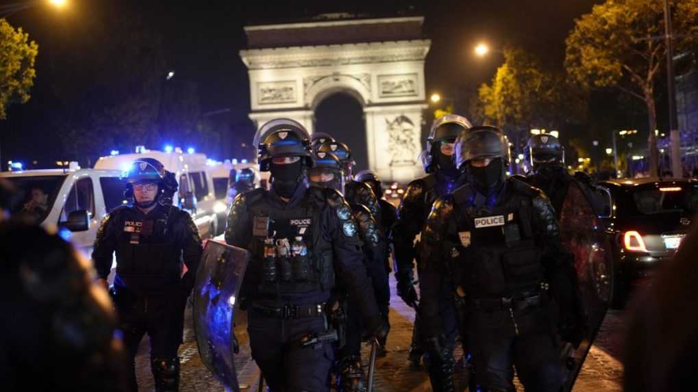 Francúzsko zažilo o niečo pokojnejšiu noc. Výtržníci však zaútočili na dom starostu mestečka pri Paríži