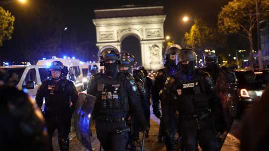 Francúzski policajti v uliciach Paríža.