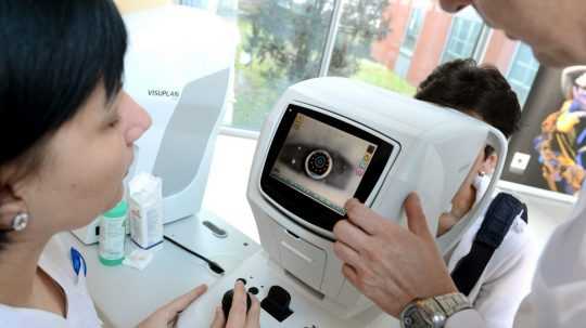 Vyšetrenie očí v súkromnej nemocnici v Šaci.