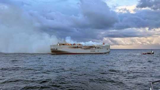 Dym stúpa z nákladnej lode Fremantle Highway prevážajúcej takmer 3 000 áut, ktorú zachvátil požiar severne od holandského ostrova Ameland.