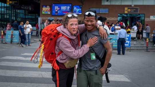 Nórska horolezkyňa Kristin Harilová a jej nepálsky sprievodca Šerpa Tendžin.