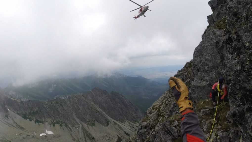 Na tatranskom hrebeni žena spadla a stiahla so sebou ďalšiu lezkyňu. Na pomoc Češkám zasahoval vrtuľník