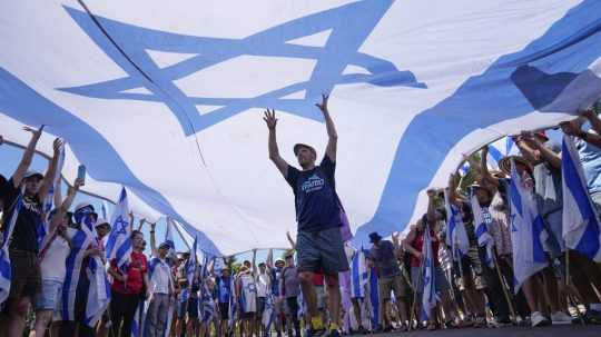 demonštranti s izraelskou vlajkou