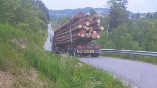 Kamión naložený drevom prechádza po cyklotrase.