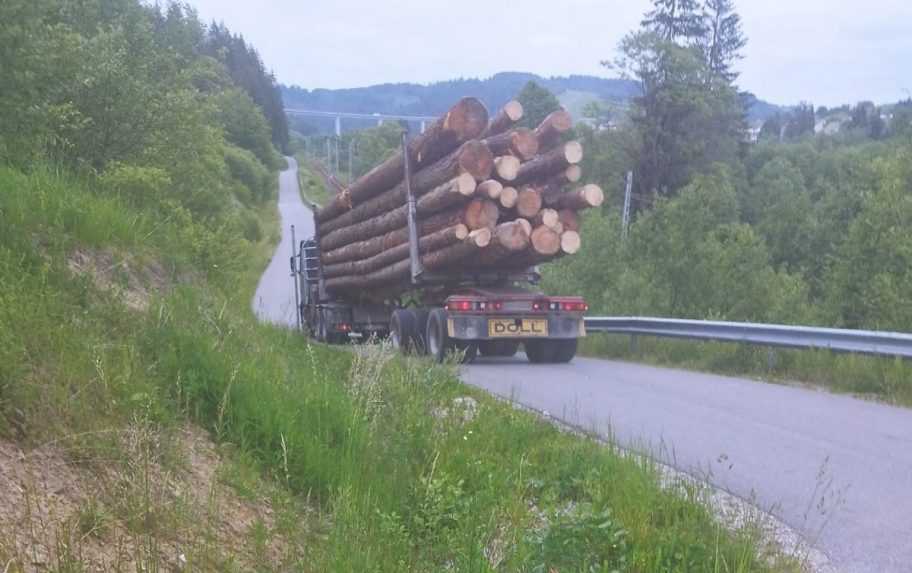 Novú cyklotrasu na Kysuciach ničia preťažené kamióny, obec proti tomu nevie bojovať