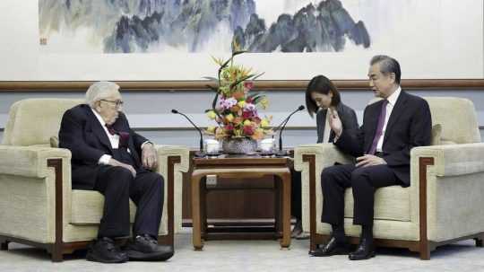 Čínsky minister zahraničných vecí Wang I (vpravo) a vľavo bývalý americký minister zahraničných vecí Henry Kissinger (vľavo) počas stretnutia v Pekingu.