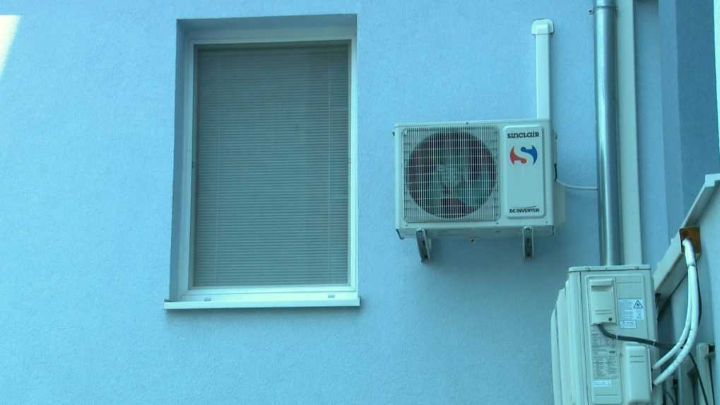 Slováci stále častejšie bojujú s teplom klimatizáciami. Zvládnuť by ich mala aj stará elektroinštalácia
