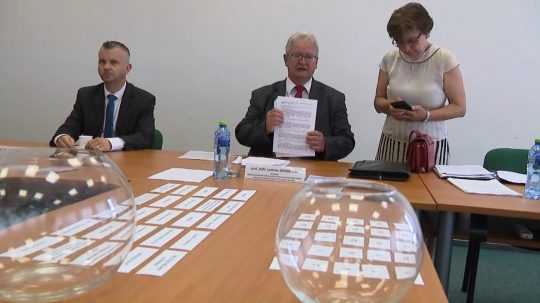 Na snímke uprostred je predseda štátnej volebnej komisie Ladislav Orosz pred žrebovaním čísel kandidátok.