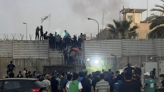 Protestujúci lezú na múr veľvyslanectva