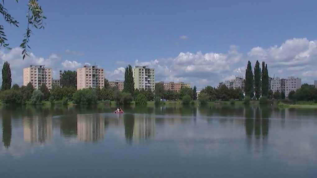 V košickom jazere sa kúpať zatiaľ nedá, odstraňujú tam sinice. Mesto s nimi bojuje už deviaty rok