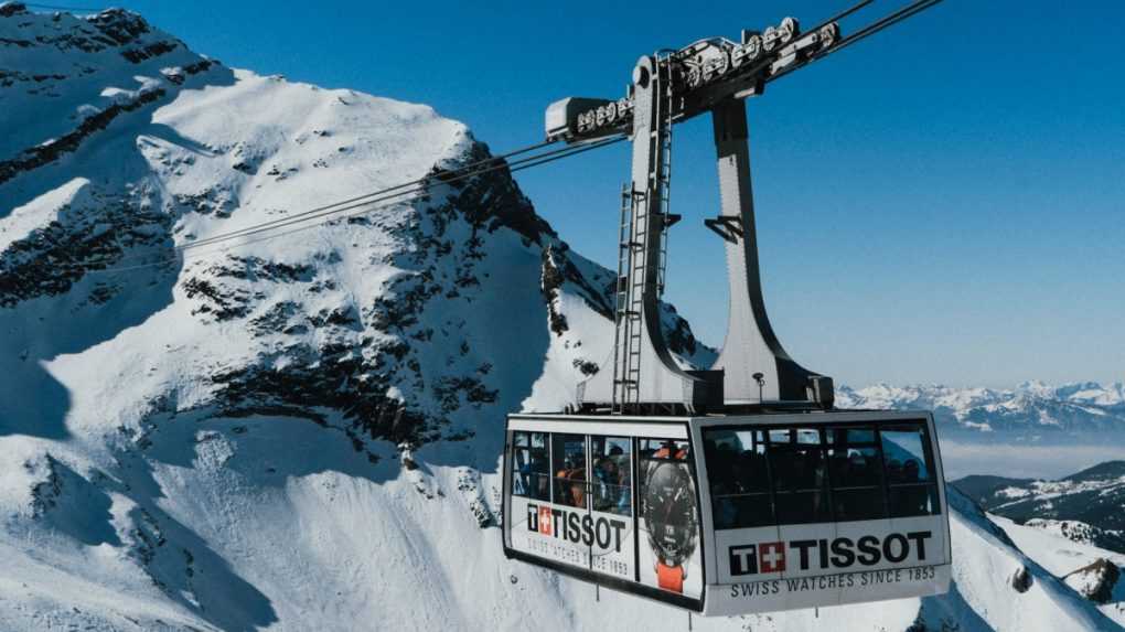 Porucha lanovky vo švajčiarskych Alpách: Vrtuľníkmi museli evakuovať takmer 300 osôb
