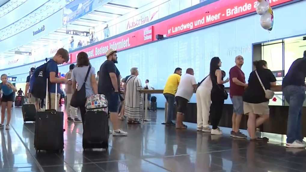 Štáb RTVS zachytil niekoľko slovenských aj zahraničných turistov, ktorí prileteli z Rodosu na viedenské letisko