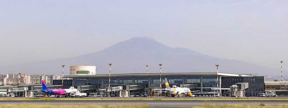 Prílety a odlety na letisku v Catanii museli v nedeľu večer dočasne pozastaviť pre požiar