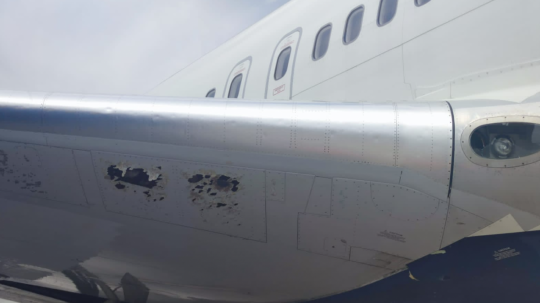 Poškodené lietadlo americkej spoločnosti Delta Air Lines.