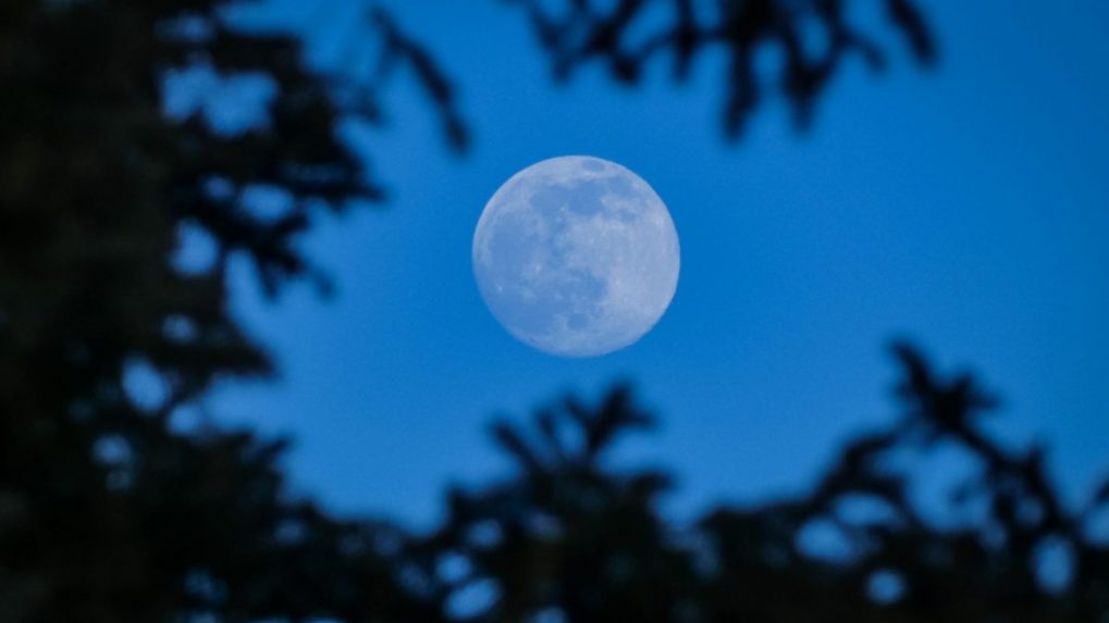 V auguste budeme na oblohe pozorovať vzácny úkaz. Modrý mesiac sa objavuje „raz za uhorský rok“