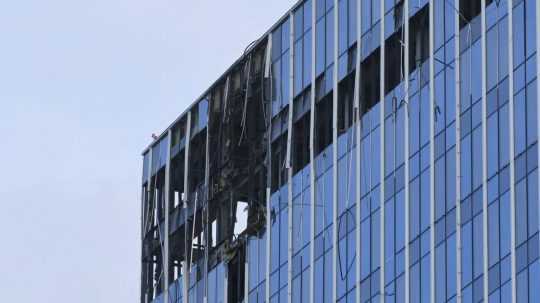 Poškodená budova po útoku dronom v Moskve.