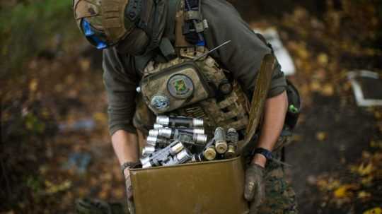 ukrajinský vojak s muníciou