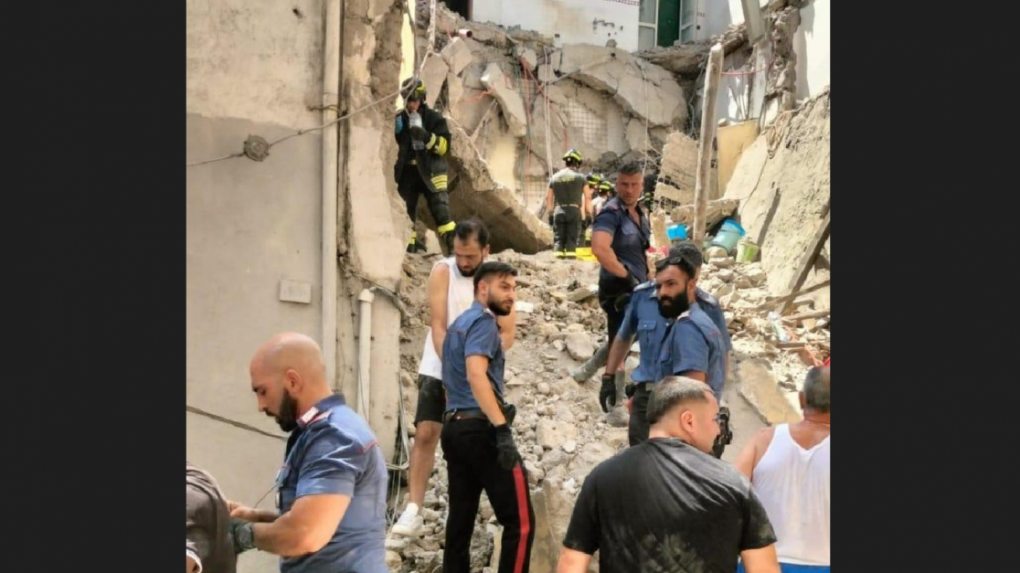 Pri Neapole sa zrútil bytový dom, v troskách našli troch živých ľudí