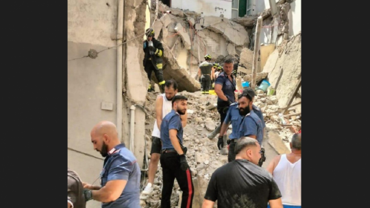 Trojposchodový bytový dom sa v nedeľu zrútil v prímorskom meste Torre del Greco.