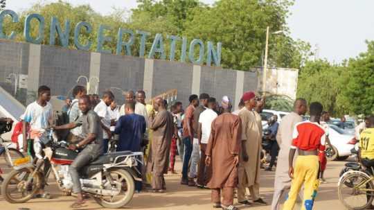 Ľudia v Nigeri na ulici pokračujú v každodennom živote po tom, ako armáda ohlásila, že zvrhla prezidenta a vládu.