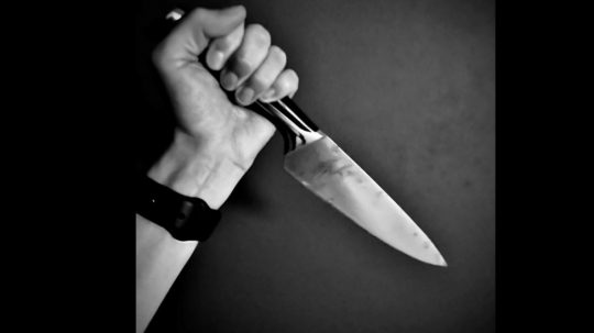 Na snímke mužská ruka drží nôž