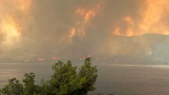 Rozsiahly požiar pri chorvátskej obci Grebaštica.
