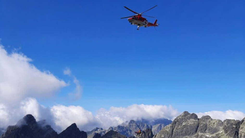 Dvaja poľskí horolezci vo Vysokých Tatrách zablúdili, ďalší po 20-metrovom páde skončil v nemocnici