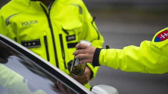 Na snímke policajti kontrolujú alkohol za volantom.