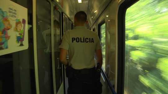 Policajní príslušníci pri kontrole vlaku.