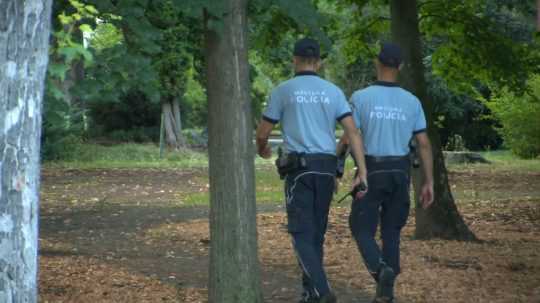 mestskí policajti v levickom parku