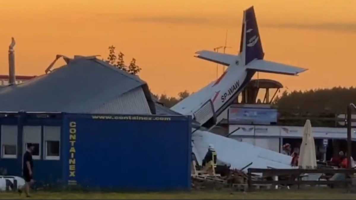 Mały samolot rozbija się o hangar w Polsce