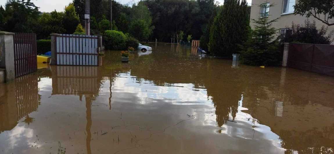 FOTO: Vyliaty potok ohrozoval domy, v obciach na východe ľudí vystrašila veľká voda