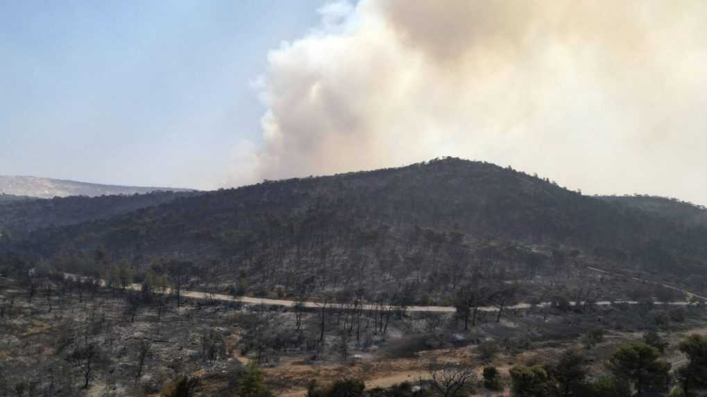 Grécke úrady evakuujú ľudí z požiarom zasiahnutých oblastí na ostrove Rodos