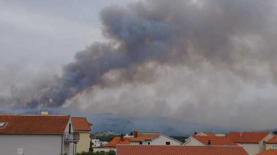 V chorvátskom letovisku vypukol rozsiahly požiar.