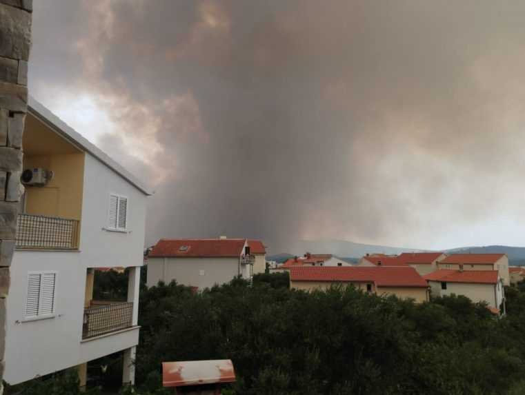 VIDEO: Rozsiahly požiar v Chorvátsku paralyzoval dopravu. Turisti v panike opúšťajú prímorské letoviská