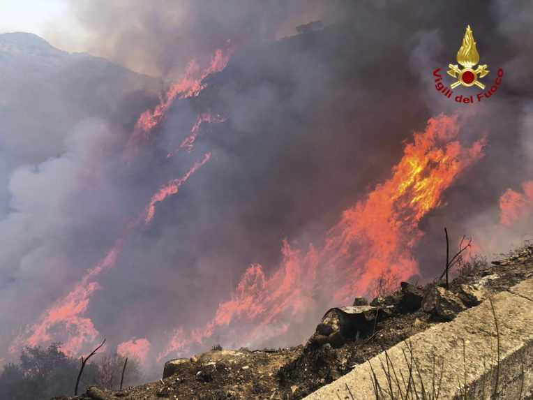 Sicília v plameňoch: Horí archeologické nálezisko, evidujú obete a stovky ľudí sa otrávili dymom