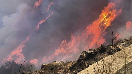 Rozsiahle lesné požiare v uplynulých dňoch zasiahli aj taliansky ostrov Sicília. na snímke horiaci les